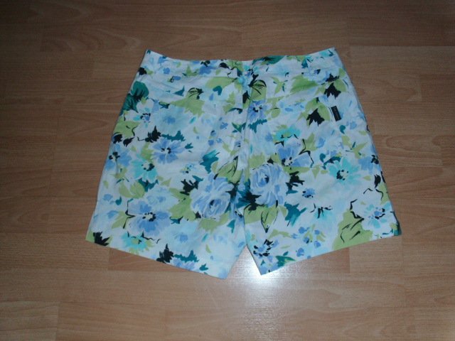 Shorts von LYAP, mit Blumen. Gr. 44