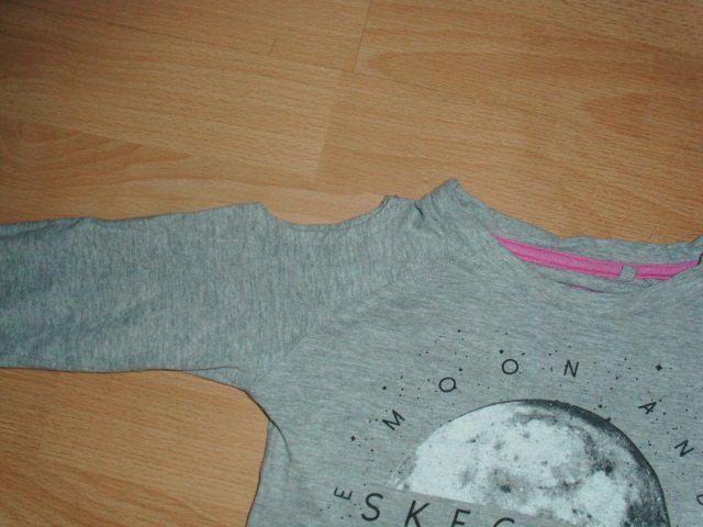 Langarmshirt von Skechers, hellgrau mit Motiv, Gr. 104/110