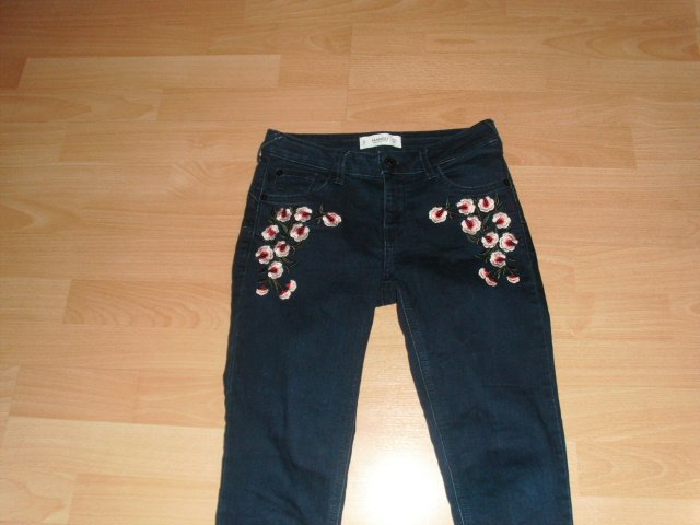 Röhrenjeans von Mango, blau mit Blumen, Gr. 34 ( Kurzgröße)