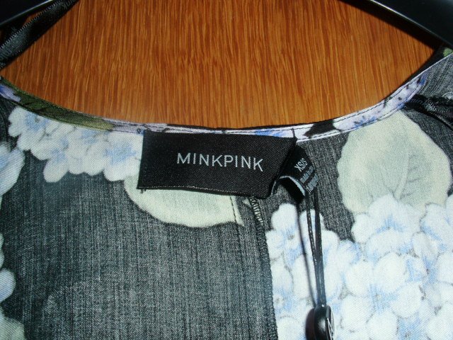Blusenjacke von Minkpink, schwarz mit Motiv, Gr. 44/46 mit Etikett