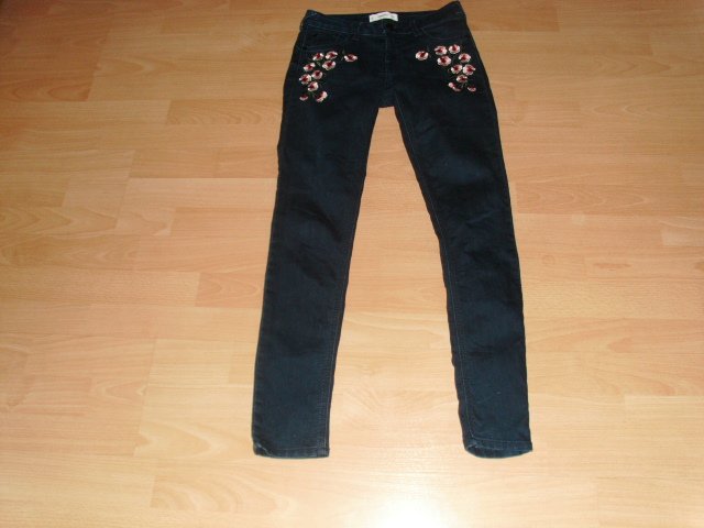 Röhrenjeans von Mango, blau mit Blumen, Gr. 34 ( Kurzgröße)
