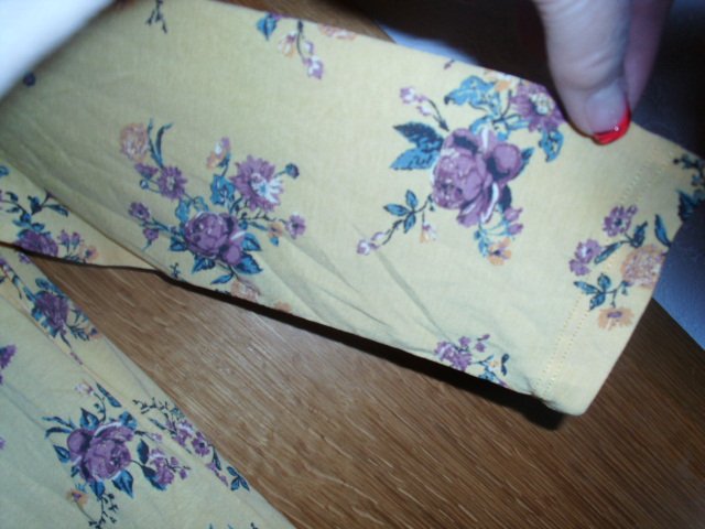 Langarmshirt von Lascana, gelb mit Blumen, Gr. 42