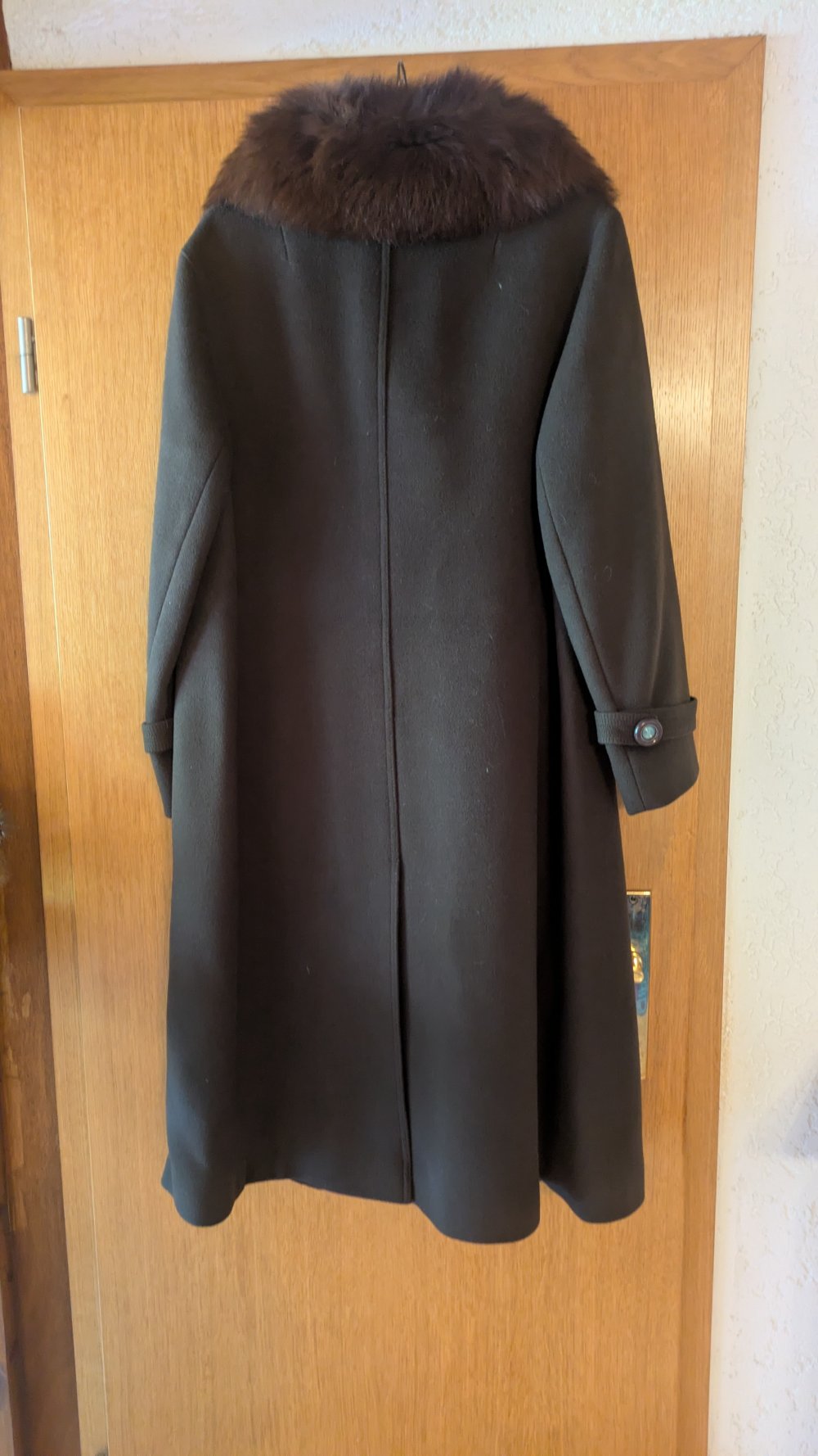 Wollmantel ( Shurwolle) von Jobis Modell, dunkelbraun mit Fellkragen, Gr. 40/42