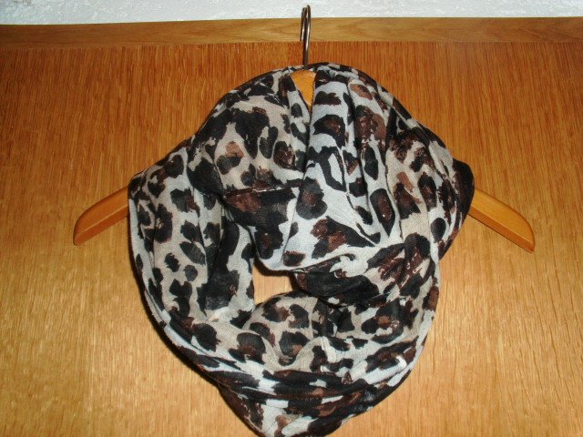 Loopschal mit Leomuster