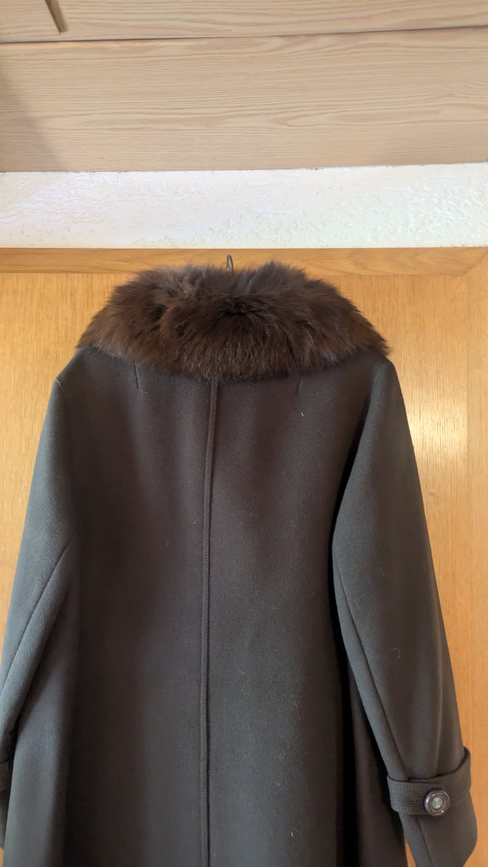 Wollmantel ( Shurwolle) von Jobis Modell, dunkelbraun mit Fellkragen, Gr. 40/42