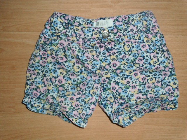 Kurze Hose von H&M, mit Blumen, Gr. 104