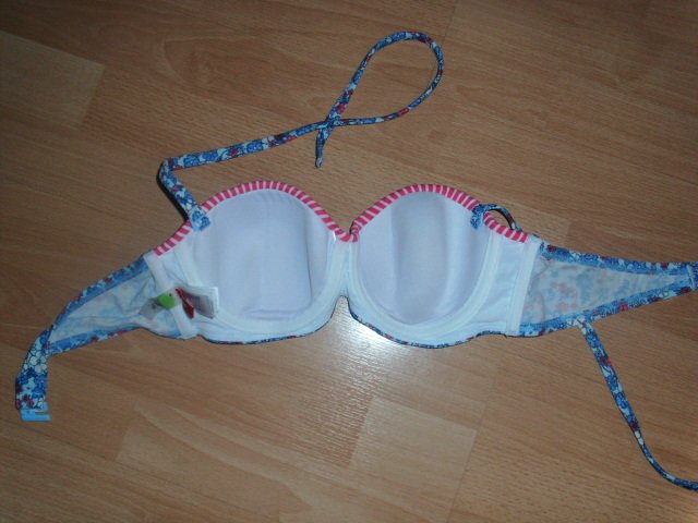 Bikinioberteil von s´Oliver, mit Blumen, Gr. 38 (B)