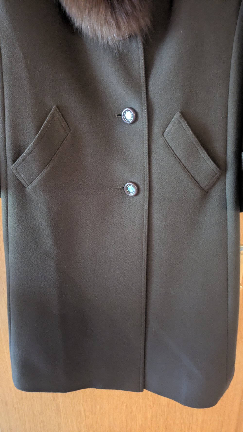 Wollmantel ( Shurwolle) von Jobis Modell, dunkelbraun mit Fellkragen, Gr. 40/42