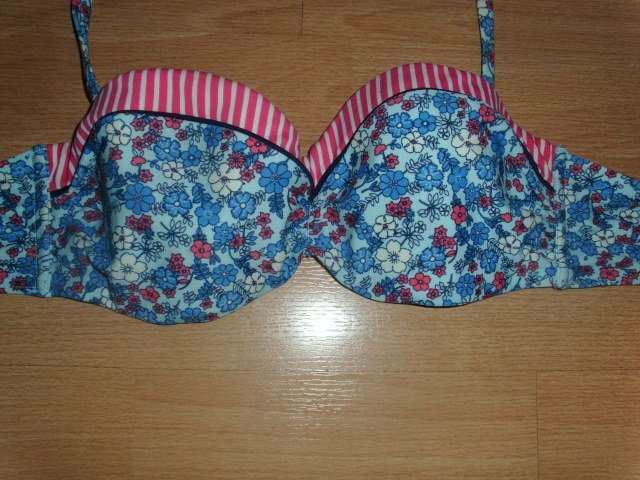 Bikinioberteil von s´Oliver, mit Blumen, Gr. 38 (B)