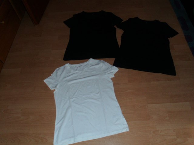 3 Basic T-Shirts von Amazon Essentials, schwarz + weiß, Gr. 40