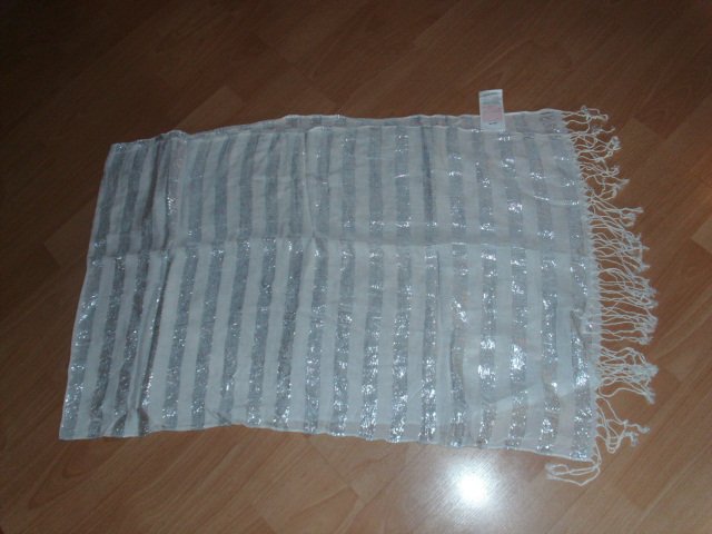 Dünner Schal, wollweiß-silber mit Fransen