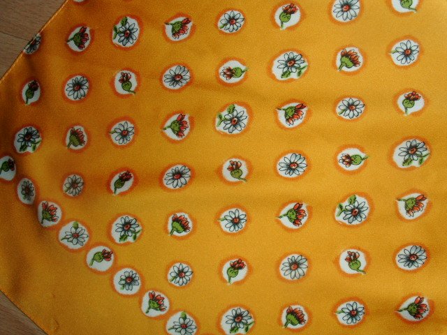 Trachtenhalstuch / Schal, gelb mit Motiven