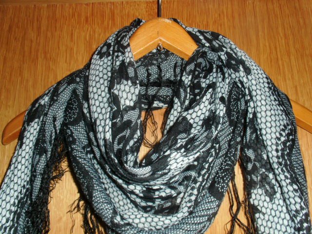 Dreieckschal, schwarz-weiß mit Fransen