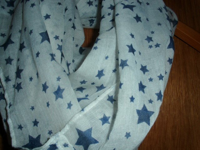 Loopschal, weiß mit blauen Sternchen