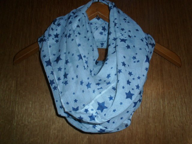 Loopschal, weiß mit blauen Sternchen