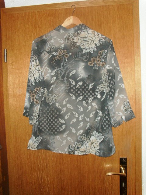 Bluse, grau mit Blumen, Gr. 40