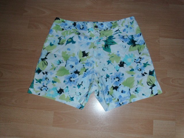 Shorts von LYAP, mit Blumen. Gr. 44