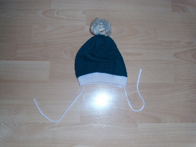 Mütze von H&M, grün mit Bommel, Gr. 74/80