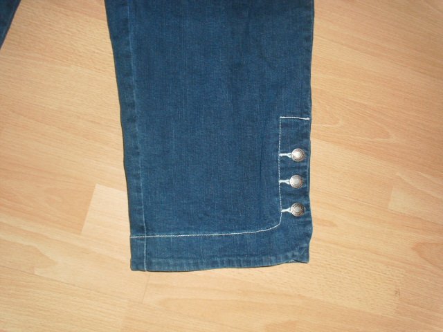 Caprijeans von bpc selection, blau mit Knöpfen, Gr. 46