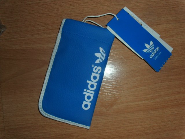 Smart Phone Hülle von Adidas, blau-weiß, mit Etikett