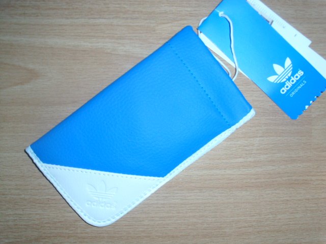 Smart Phone Hülle von Adidas, blau-weiß, mit Etikett