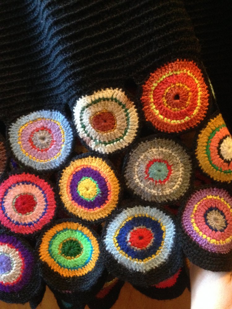 True Vintage Rock maxi gehäkelt handmade schwarz bunt 70s S-M