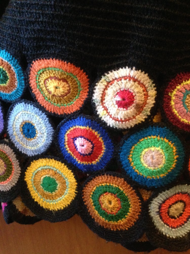 True Vintage Rock maxi gehäkelt handmade schwarz bunt 70s S-M