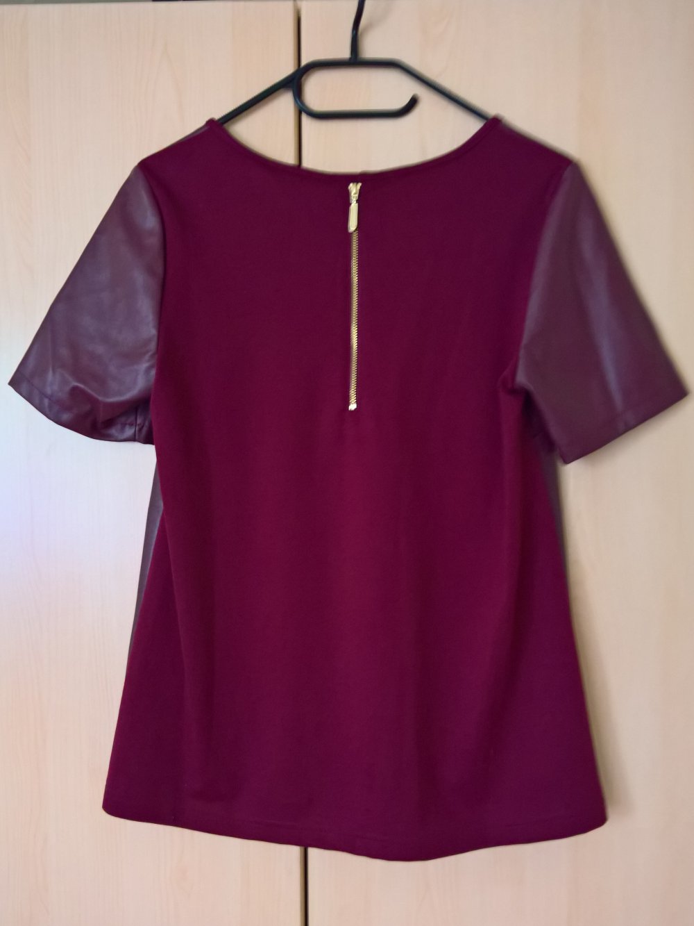 neues Shirt mit Kunstleder vorne bordeaux Gr. 34 (hoher Neupreis!)
