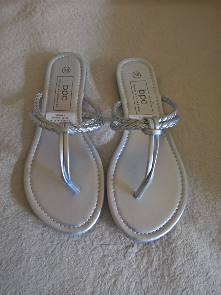 ungetragene Zehentrenner-Sandalen Gr 36 silber