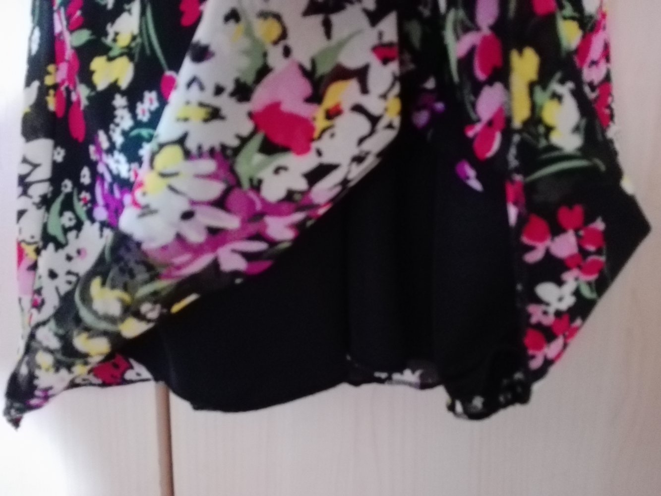 schwarzes Top mit Blümchen 32/34 XS