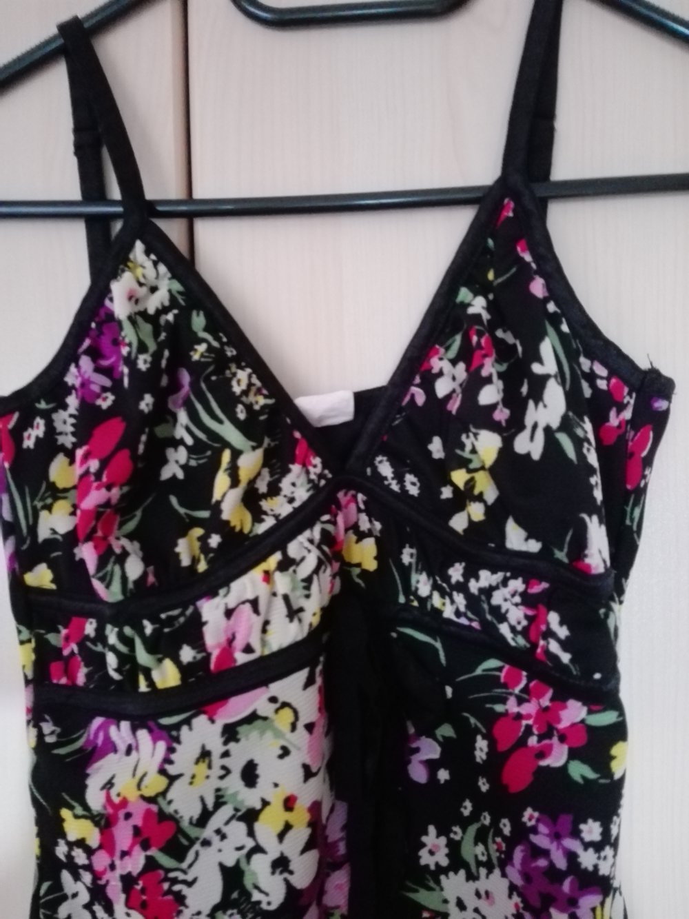 schwarzes Top mit Blümchen 32/34 XS