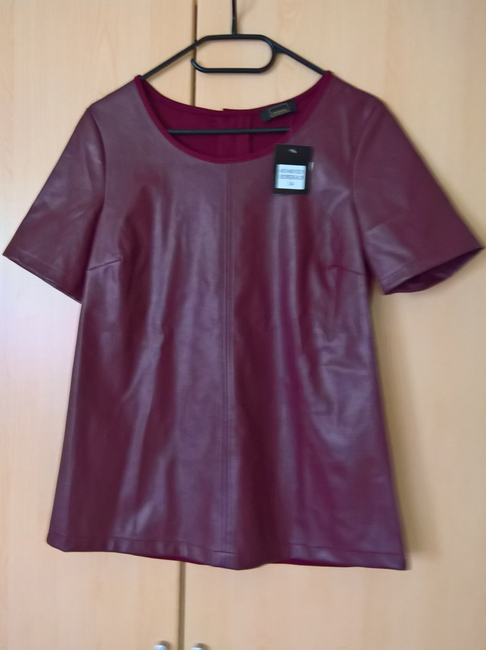 neues Shirt mit Kunstleder vorne bordeaux Gr. 34 (hoher Neupreis!)