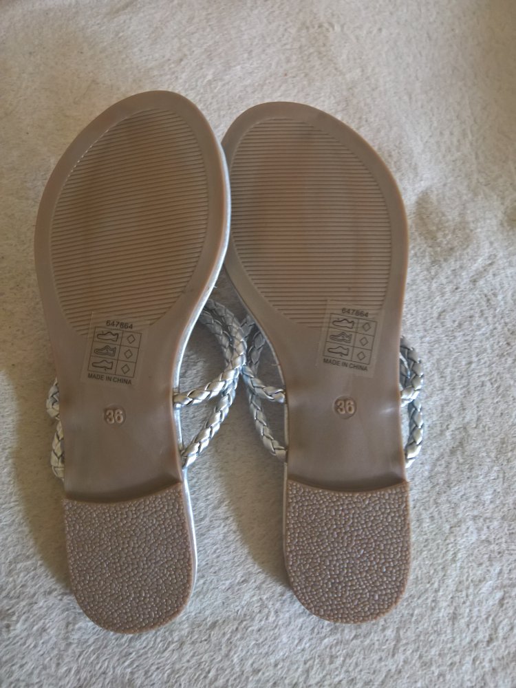 ungetragene Zehentrenner-Sandalen Gr 36 silber