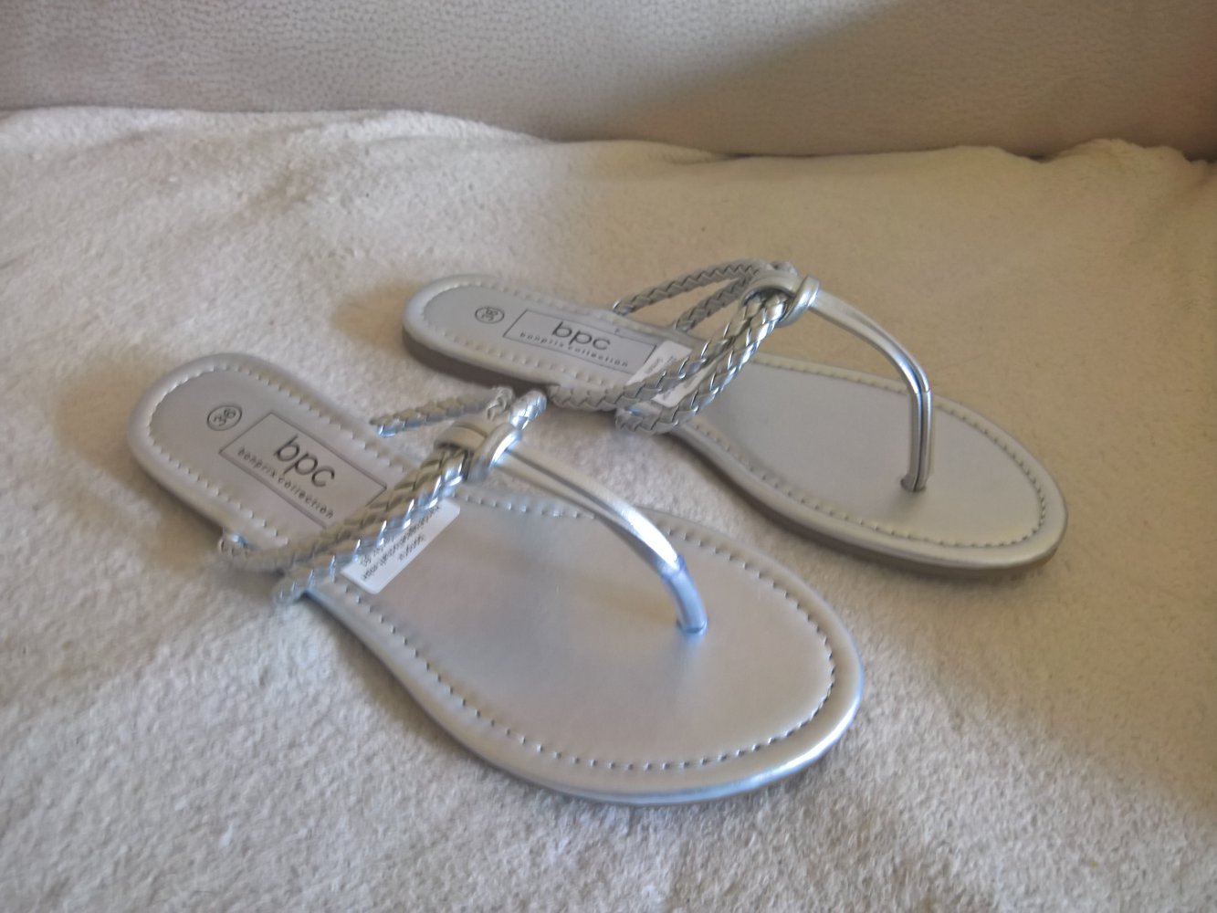 ungetragene Zehentrenner-Sandalen Gr 36 silber