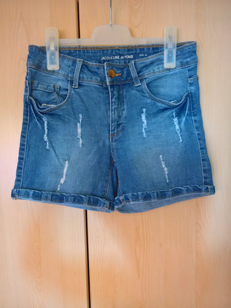 Jeans-Shorts Gr. 28 (36) im Destroyed-Look