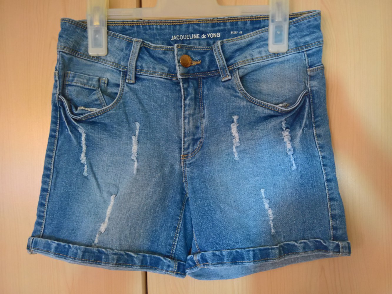 Jeans-Shorts Gr. 28 (36) im Destroyed-Look