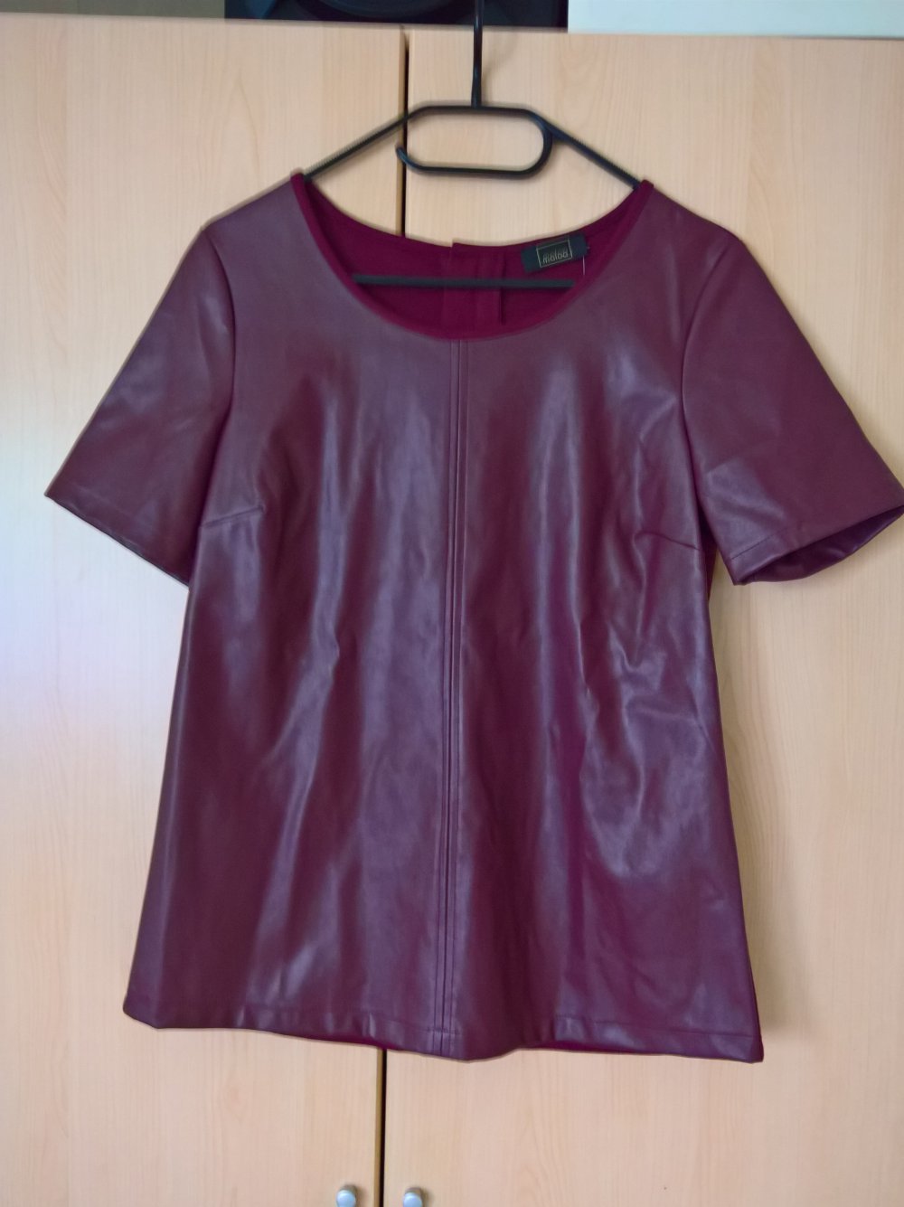 neues Shirt mit Kunstleder vorne bordeaux Gr. 34 (hoher Neupreis!)