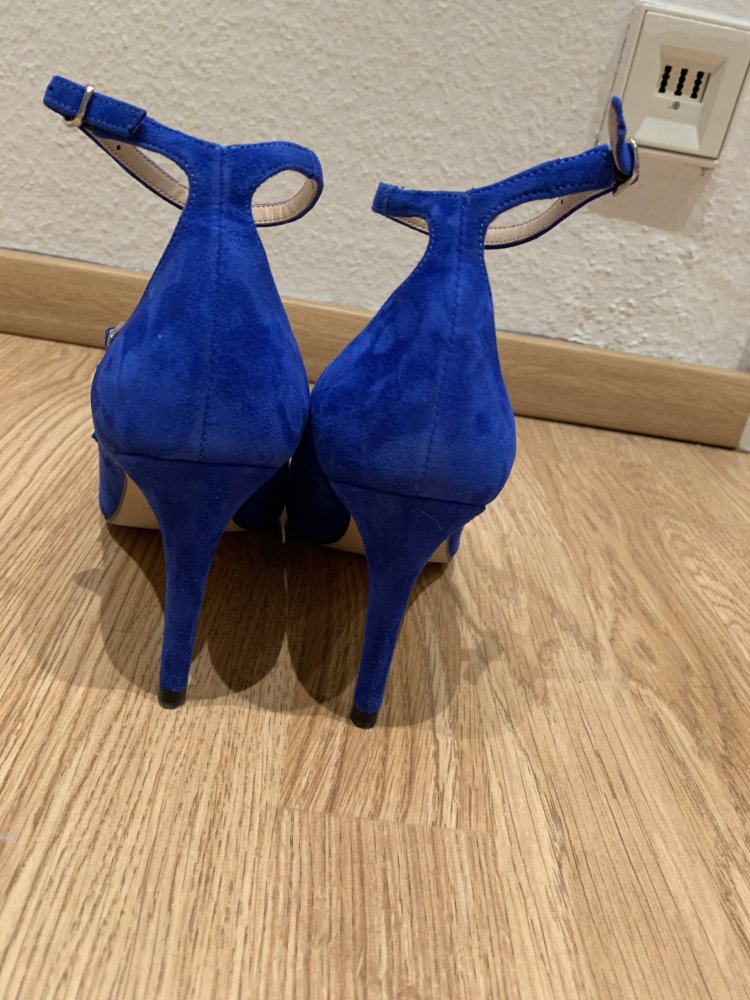 Blaue Riemchenpumps
