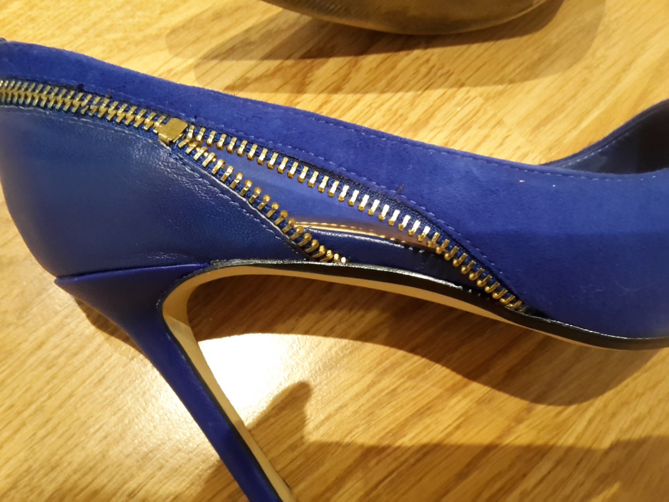 Schöne Pumps mit Reißverschlussoptik