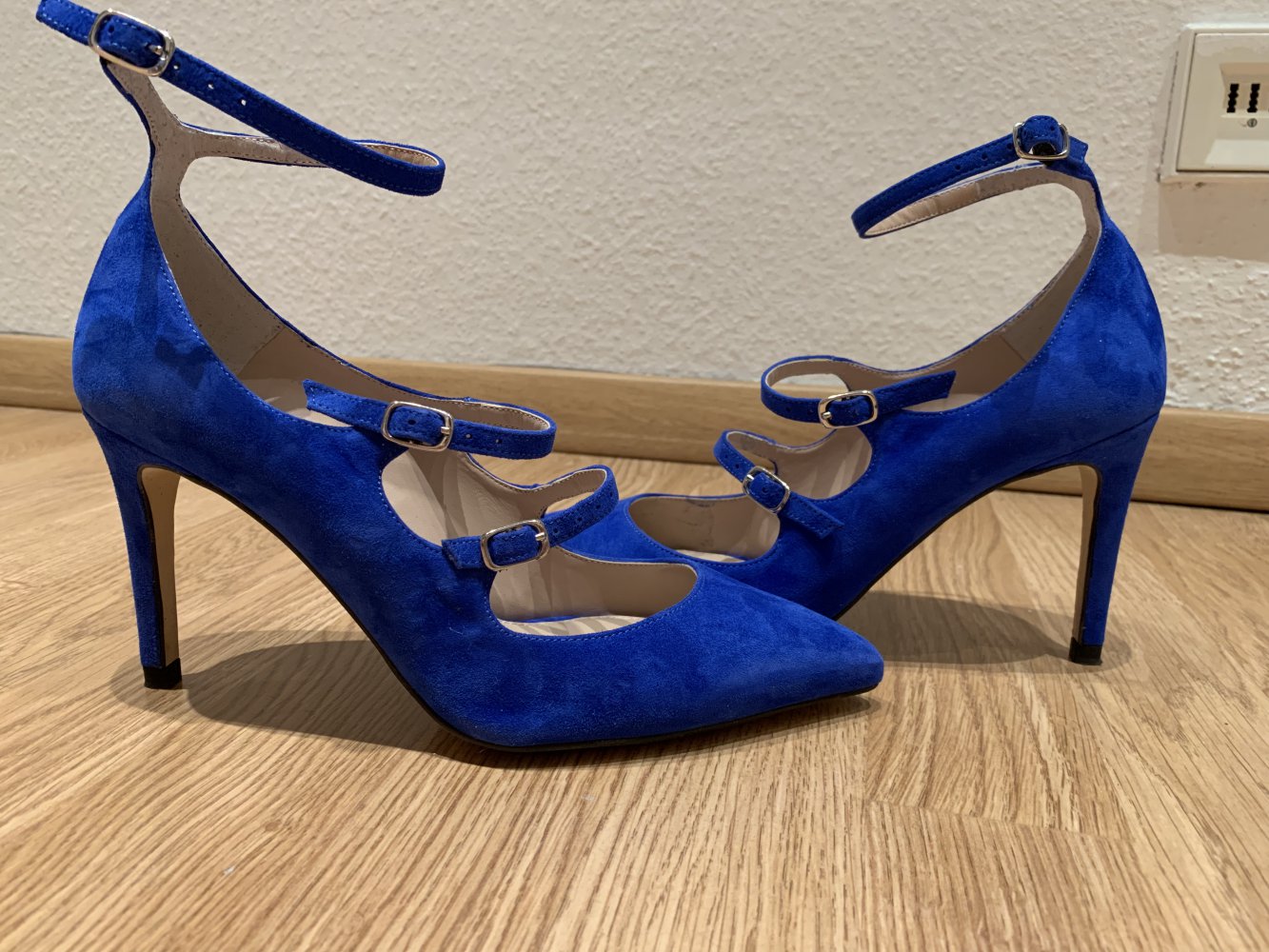Blaue Riemchenpumps