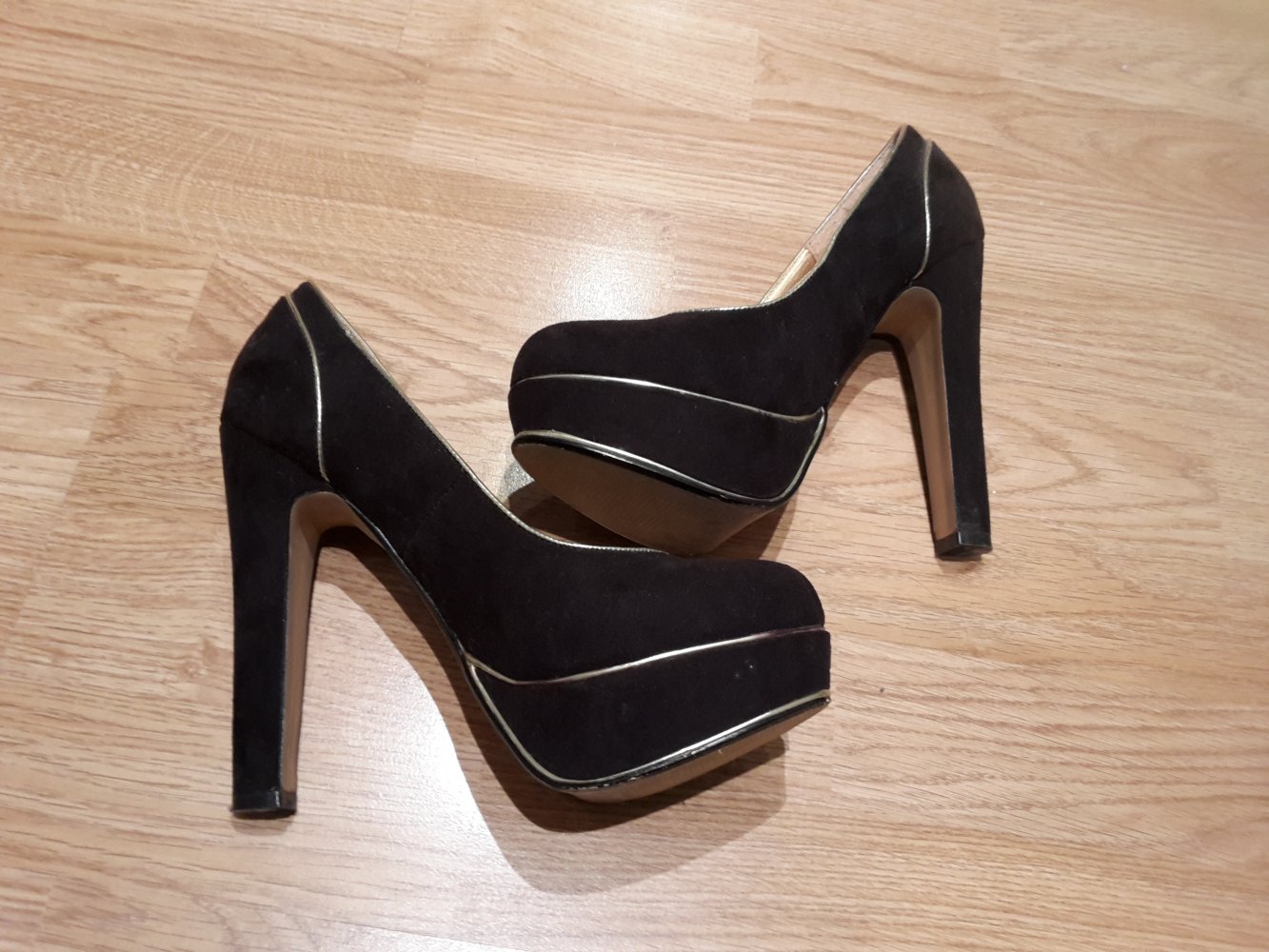 Schwarzgoldene Pumps