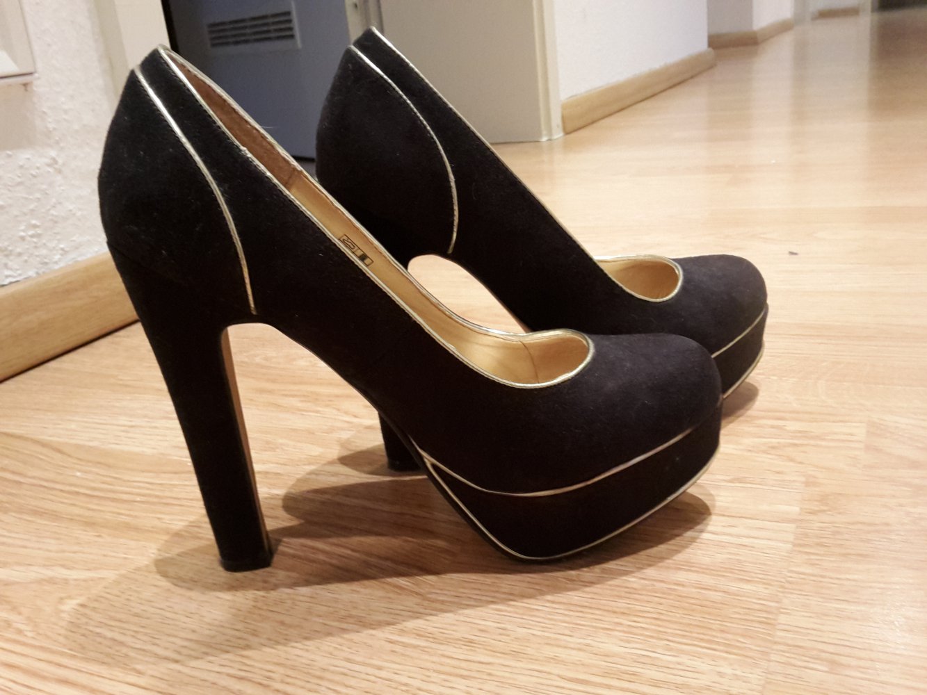 Schwarzgoldene Pumps