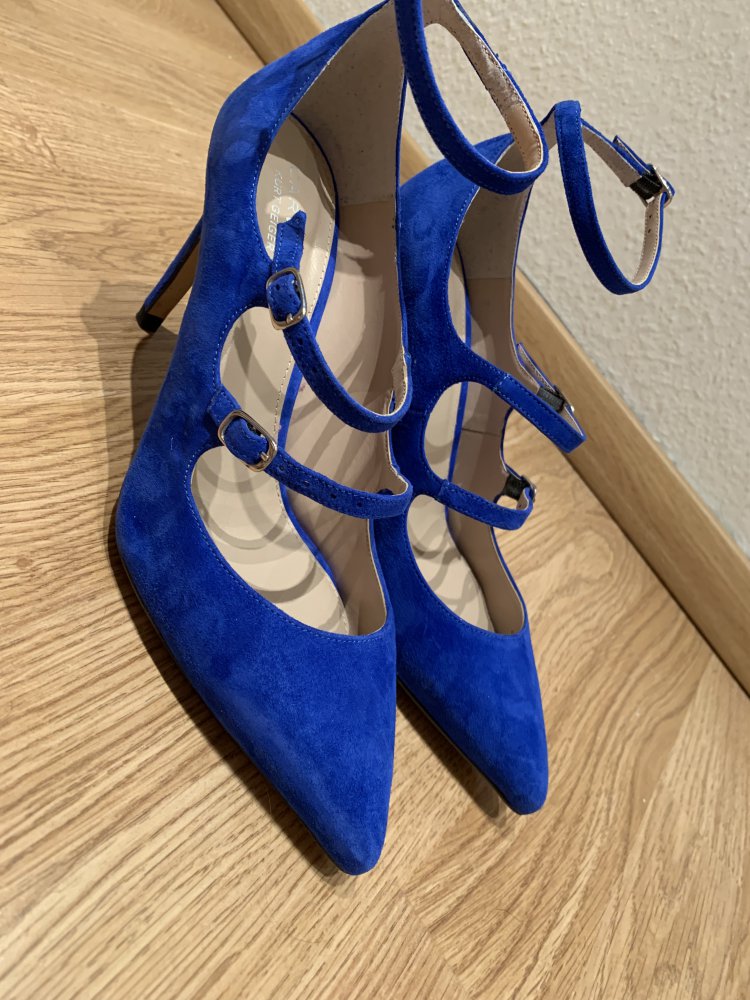 Blaue Riemchenpumps
