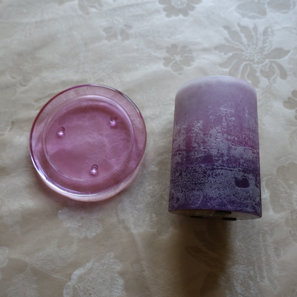 Stumpenkerze mit Glasuntersetzer, lila-Töne, kpl. 5,00 Euro kein Tausch!