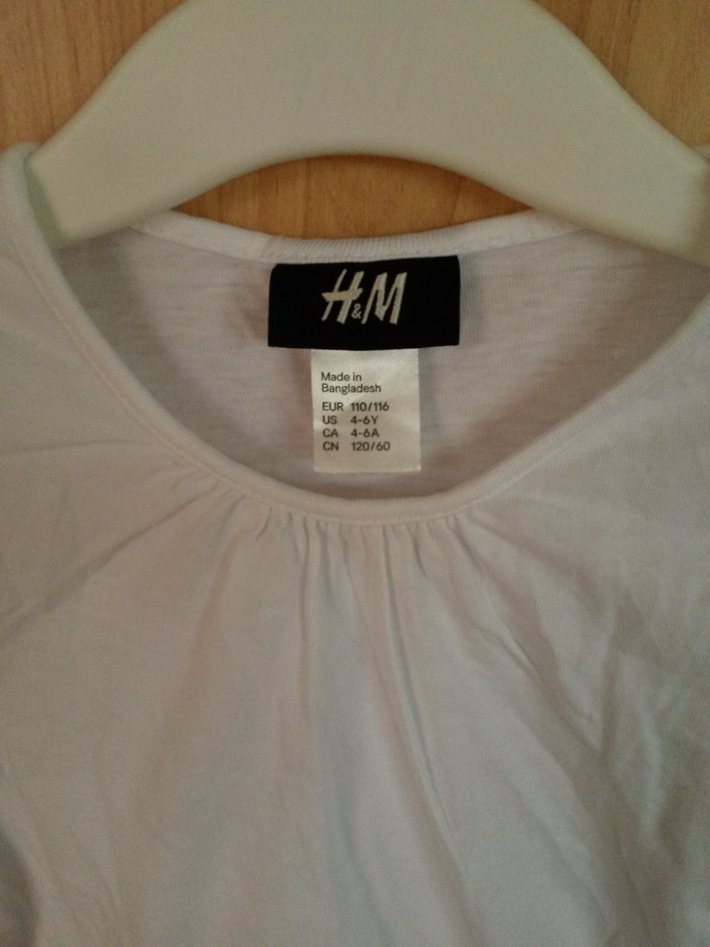 weißes T-Shirt in Gr. 104 von H&M