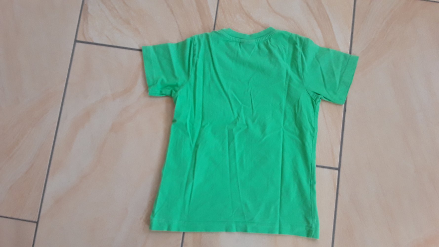 grünes T-Shirt Gr. 104/110 von kidsworld