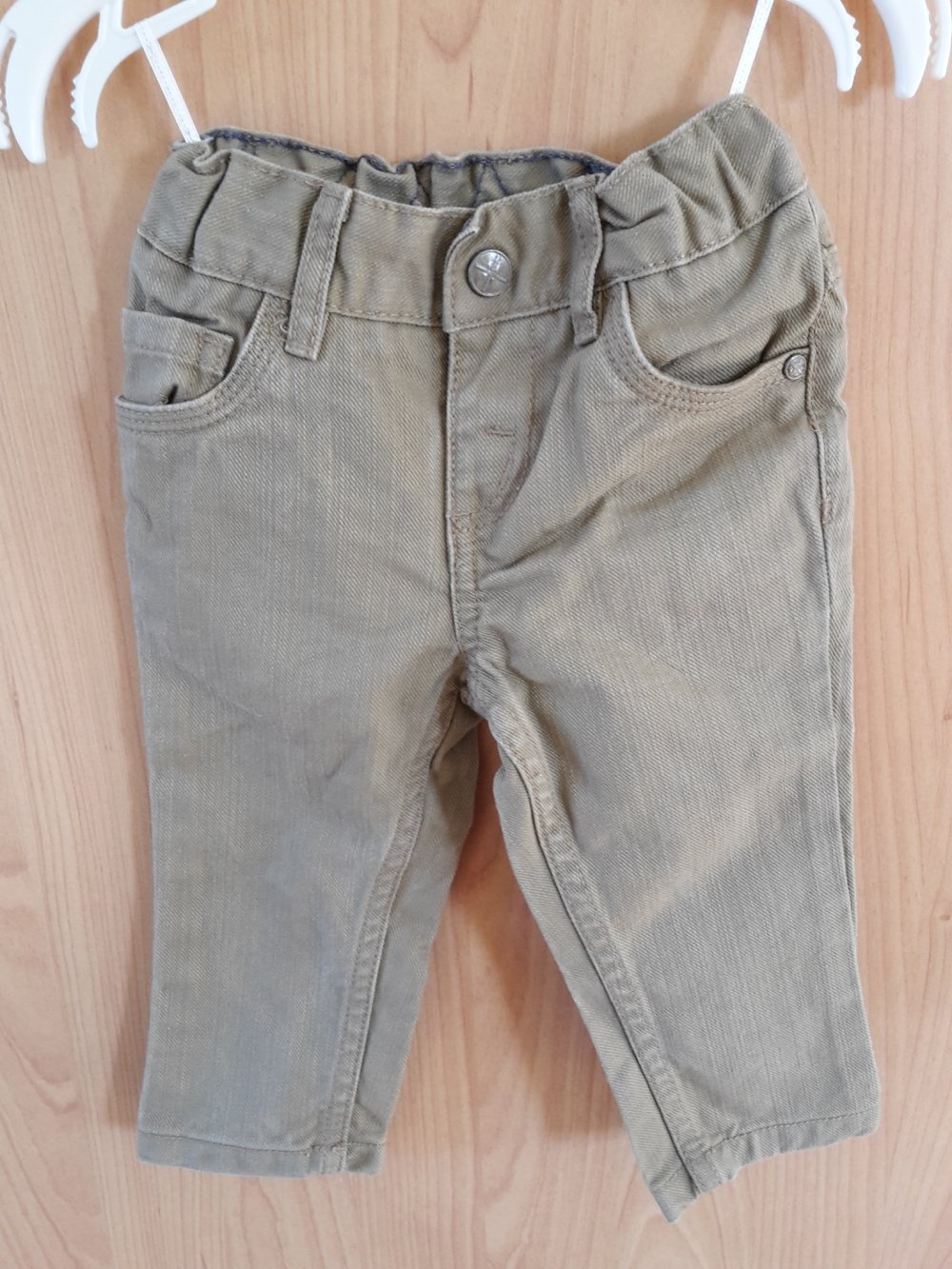 beige Jeanshose in Gr. 68 von C&A