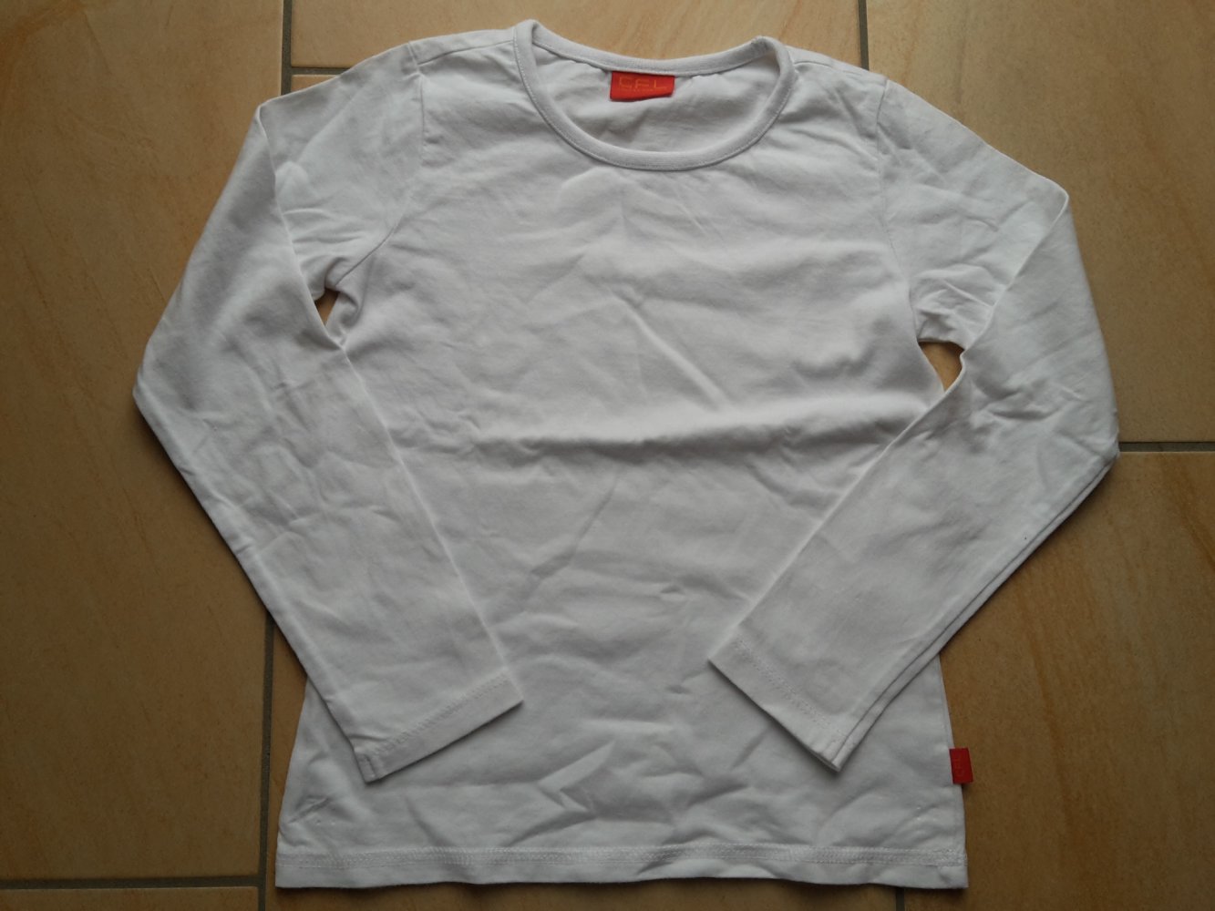 schönes LA-Shirt von CFL in Gr. 116/122. (Habe dieses Shirt 2x auch was für Zwillinge. Beide eingestellt.)