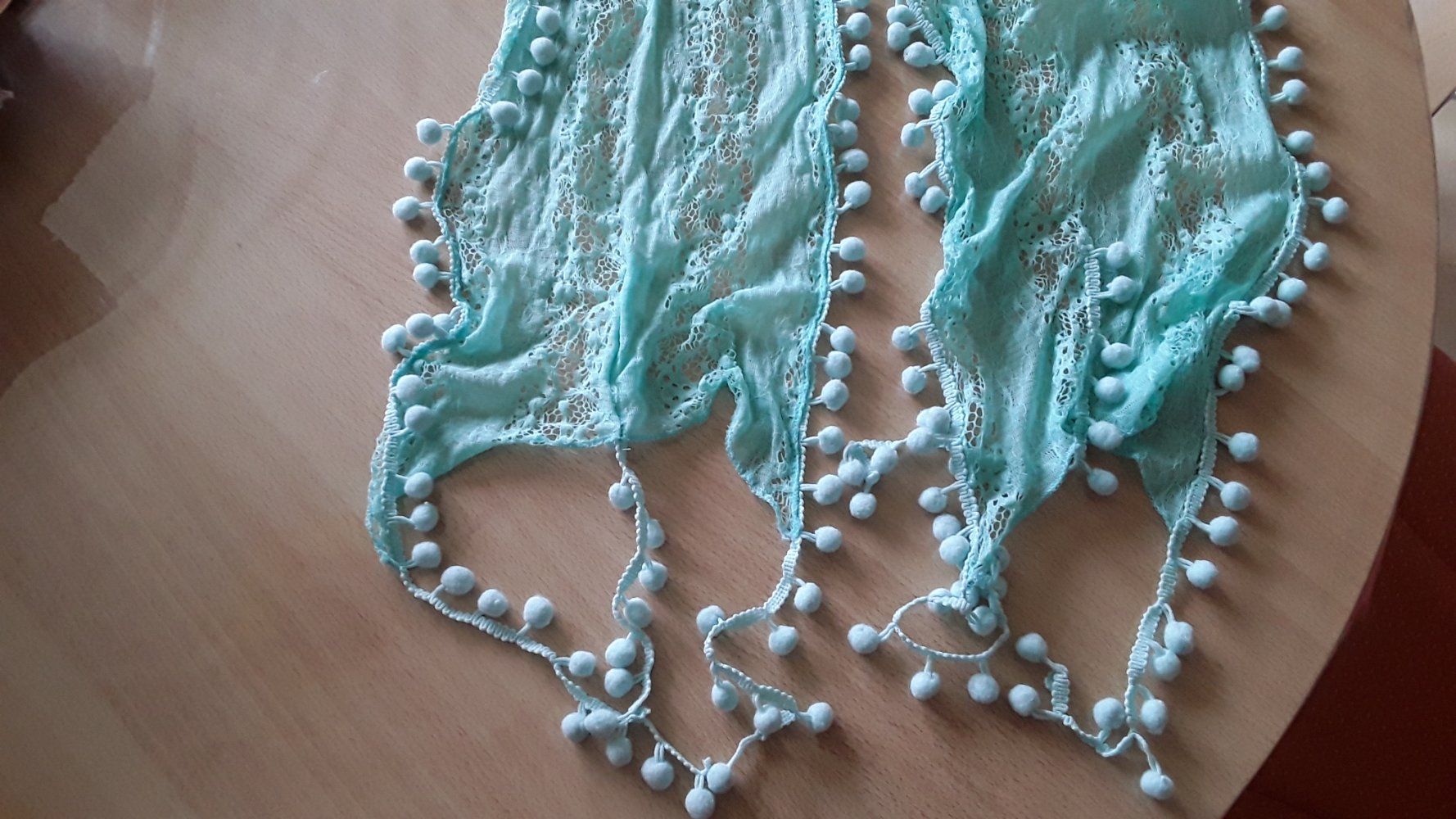 kaum getragenes, mintgrünes Tuch