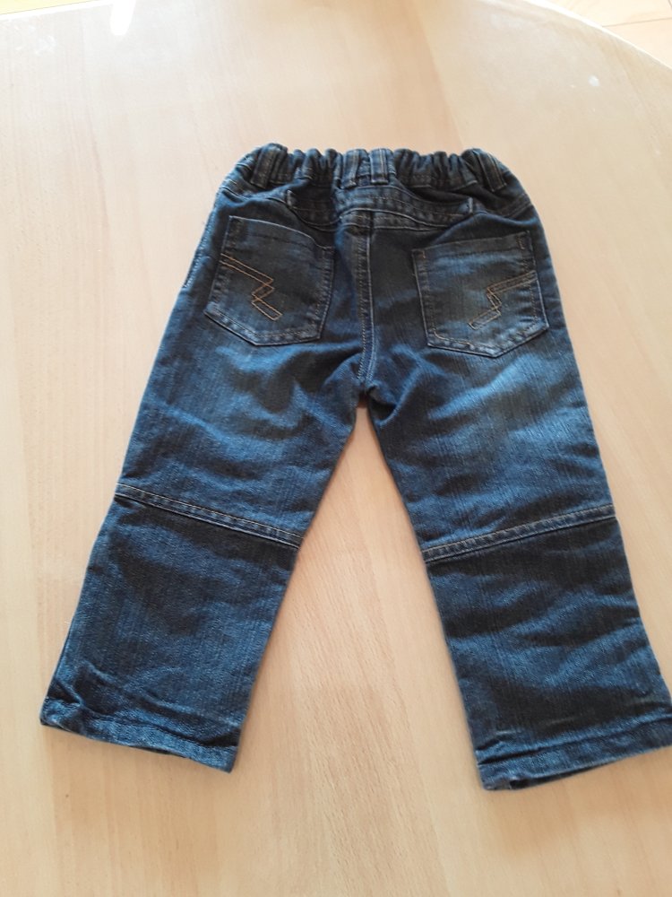 Jeanshose in Gr. 92 mit verstellbarem Bund